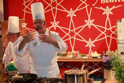 Le chef de La Cheneaudiere en plein cours de cuisine