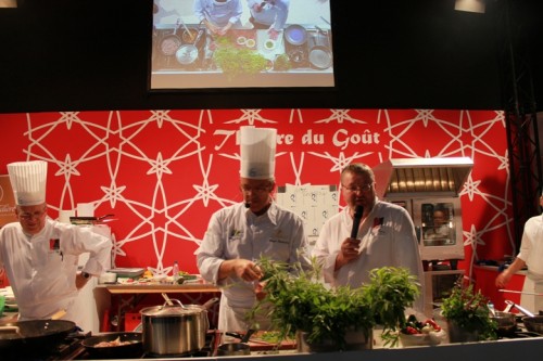 Roger Bouhassoun, chef de la Cheneaudière réalise une recette devant un public alsacien